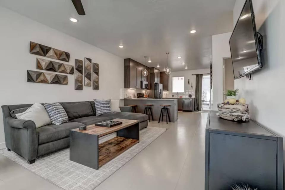 The Lofts 17 Townhome Pool Resort, Poolside and Hot tub House in St George