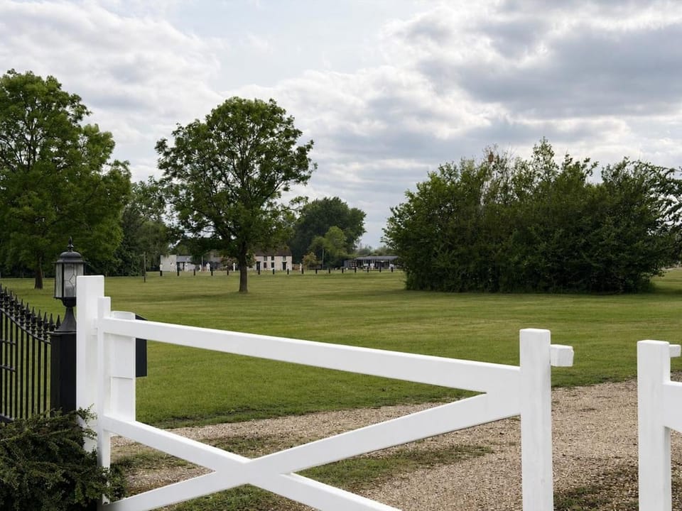 Willow Cottage Sleeps 6 nr Stansted & Down Hall House in Uttlesford