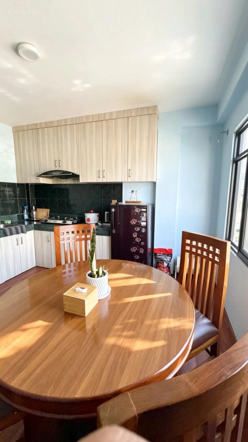 Kitchen or kitchenette, Seating area, Dining area