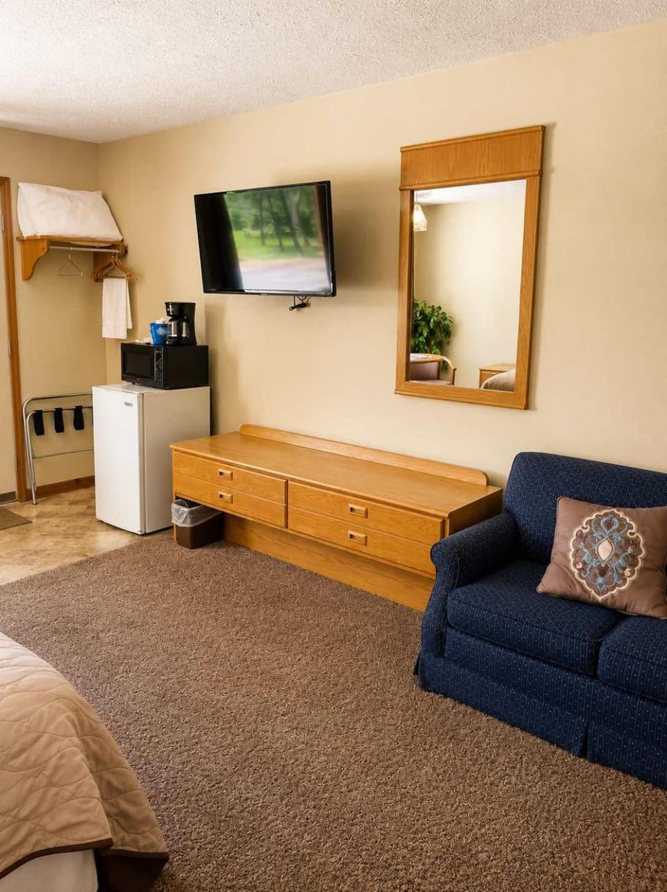 Room 27-1 Queen 1 Full Suite-Woodland Motor Lodge House in Michigan