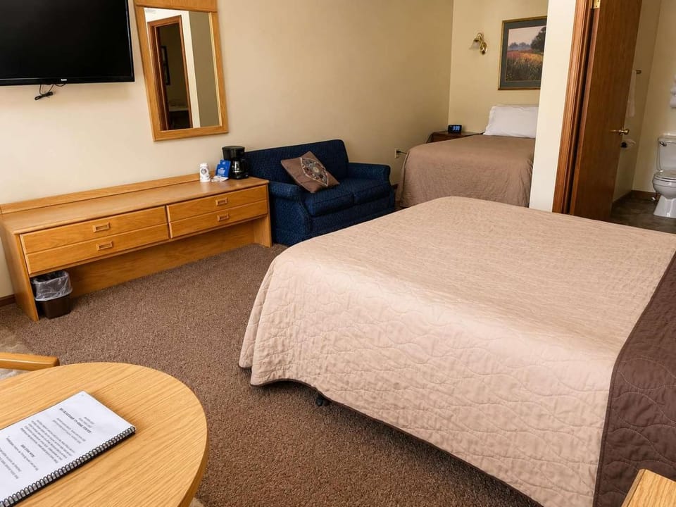 Room 27-1 Queen 1 Full Suite-Woodland Motor Lodge House in Michigan