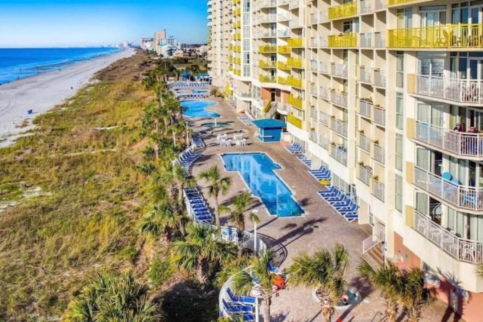 Property building, Day, Pool view, Swimming pool