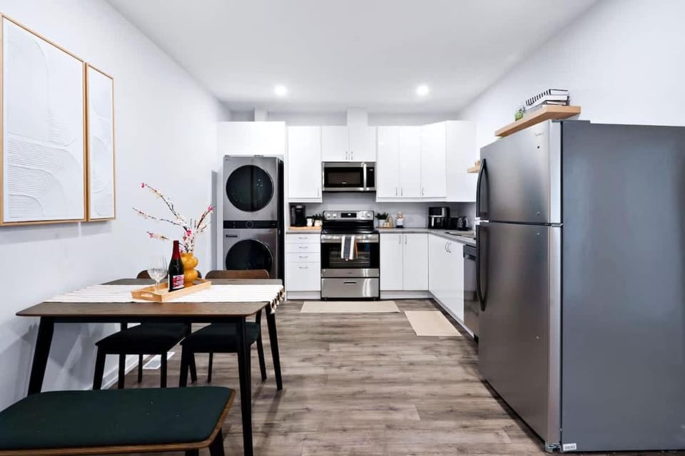New 2-Bedroom Suite Walk to the Falls Parking & Sleeps 4 Apartment in Niagara Falls