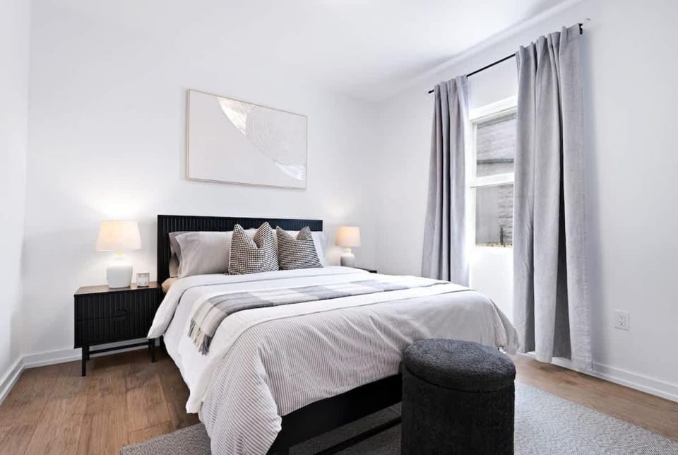 New 2-Bedroom Suite Walk to the Falls Parking & Sleeps 4 Apartment in Niagara Falls