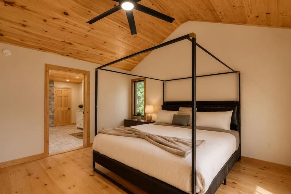 6BR Escape · Spa, Ski Hike, Fire Pit & Relax House in Pocono Pines