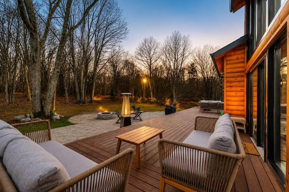 6BR Escape · Spa, Ski Hike, Fire Pit & Relax House in Pocono Pines
