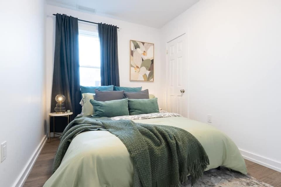 New & Cozy 2-Bedroom Suite Walk to the Falls Parking Included Apartment in Niagara Falls