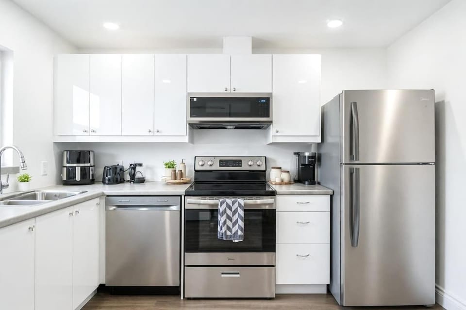 New & Cozy 2-Bedroom Suite Walk to the Falls Parking Included Apartment in Niagara Falls