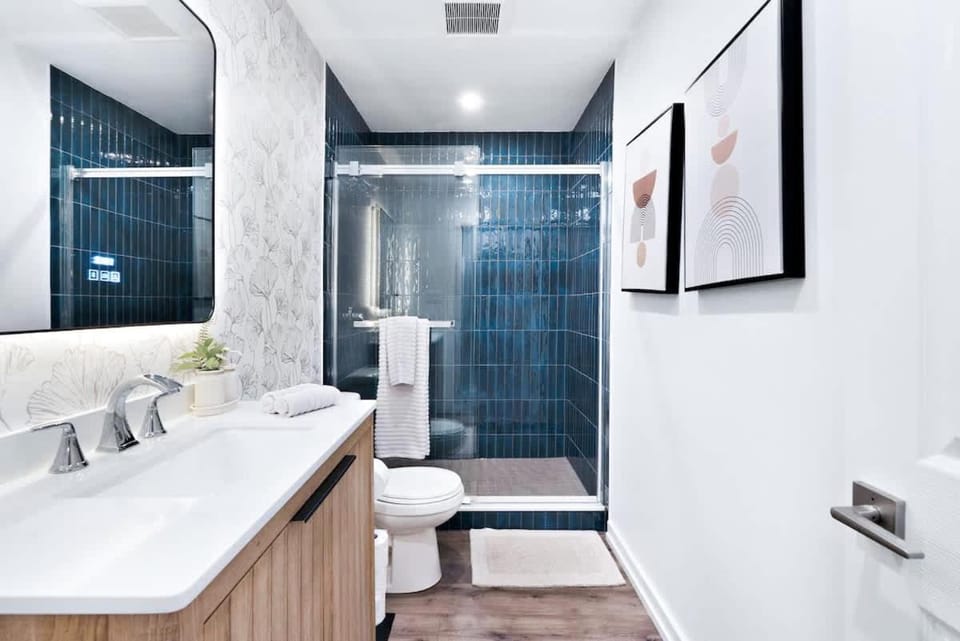 New & Cozy 2-Bedroom Suite Walk to the Falls Parking Included Apartment in Niagara Falls