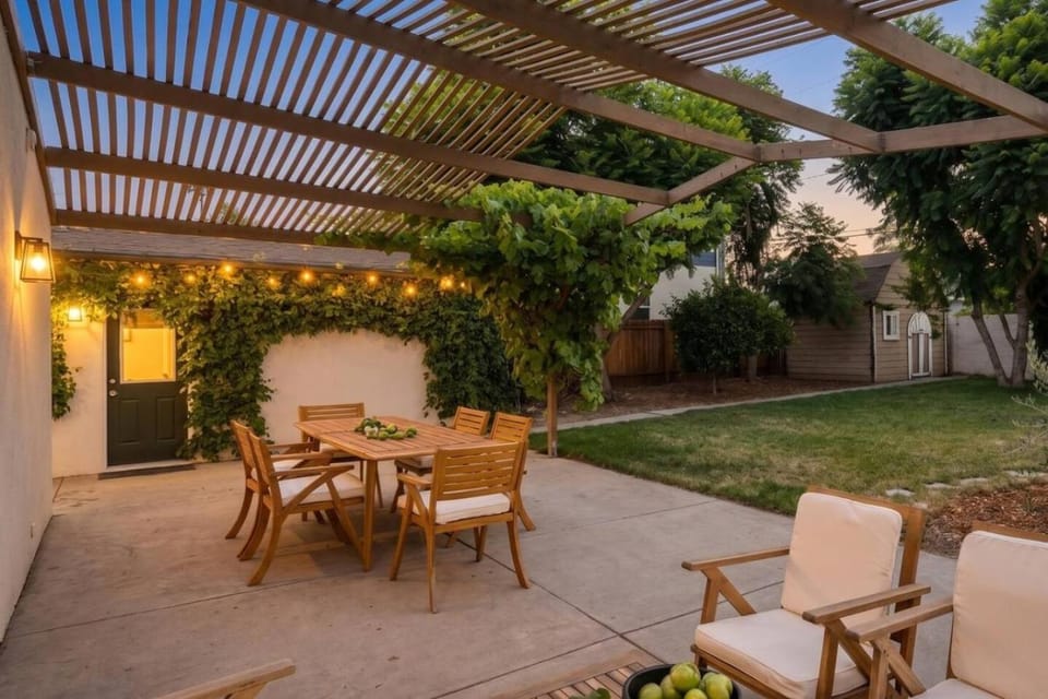 NEW North Hollywood Bungalow w Yard and Bonus Room House in North Hollywood