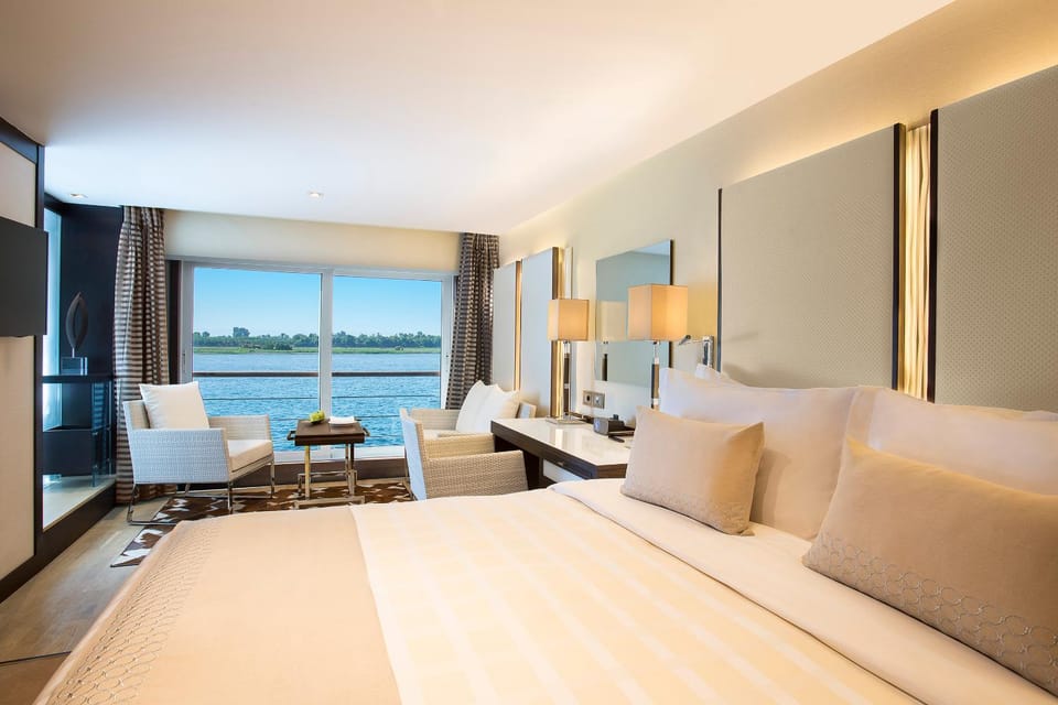 Bed, TV and multimedia, Photo of the whole room, Seating area, Bedroom, River view