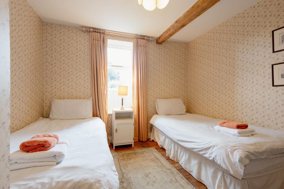Jeff's Cottage, Heart of Honley, Sleeps 5 House in Borough of Barnsley