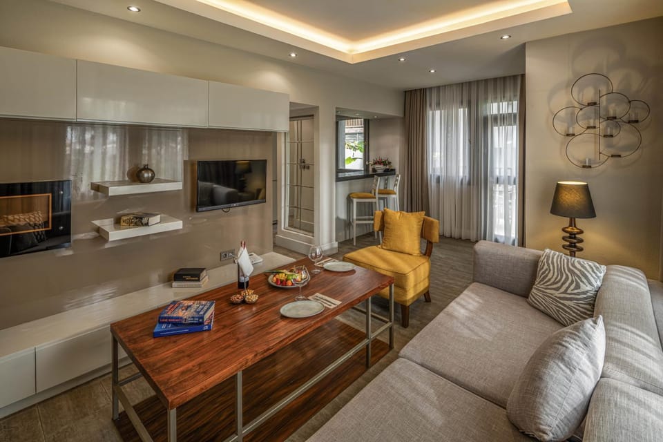 TV and multimedia, Living room, Seating area, Dining area