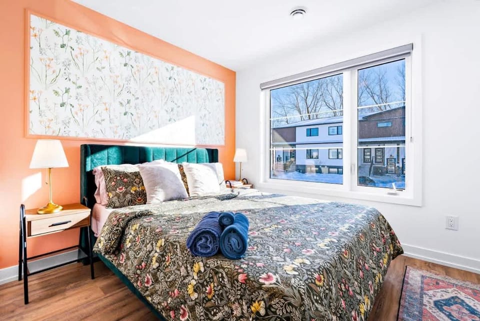 Patio Suite with BBQ & Outdoor Relaxation Near Niagara Falls Apartment in Niagara Falls