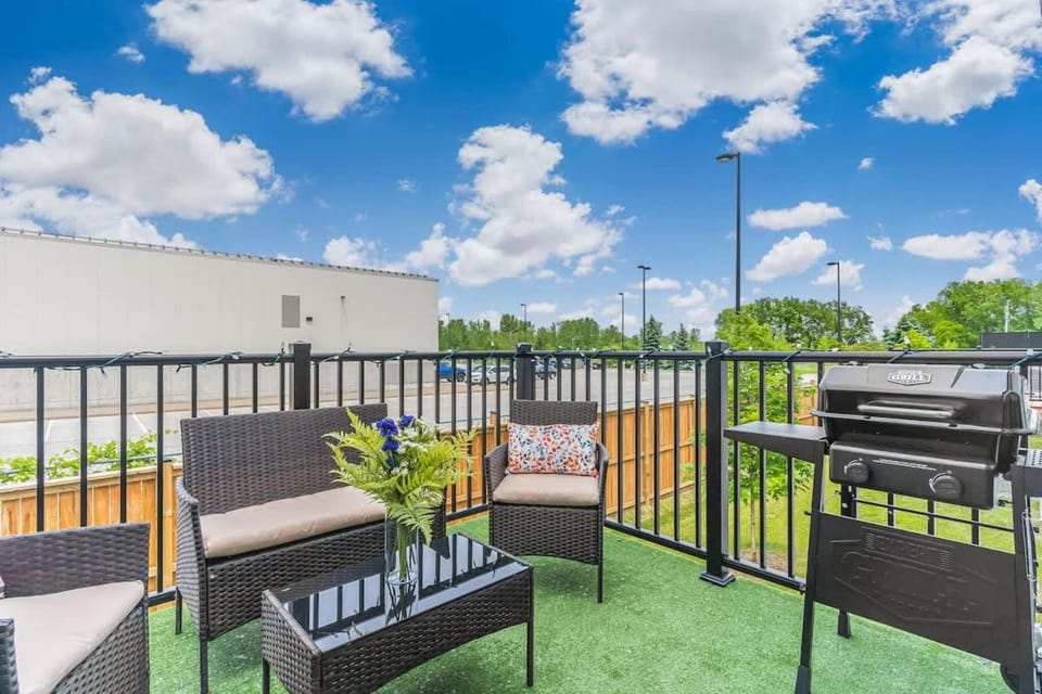 Patio Suite with BBQ & Outdoor Relaxation Near Niagara Falls Apartment in Niagara Falls