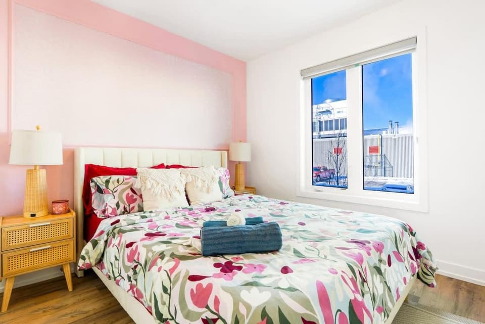 Patio Suite with BBQ & Outdoor Relaxation Near Niagara Falls Apartment in Niagara Falls