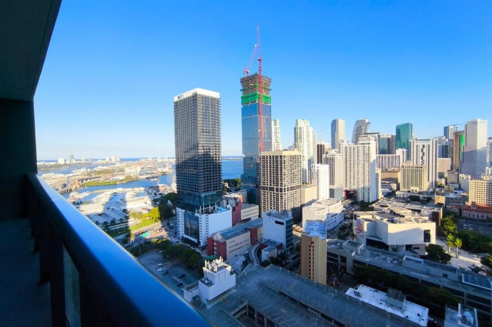 1608 Bright 2BR with Skyline Views a Pool and 24h Gym in Downtown Miami House in Miami