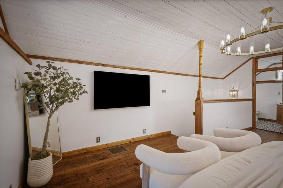 Chic Retreat on Broadway Street Apartment in Grove City