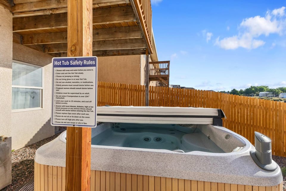 Warm 4BR Home with Hot Tub Sunset Deck Sleeps 10 House in Pueblo West