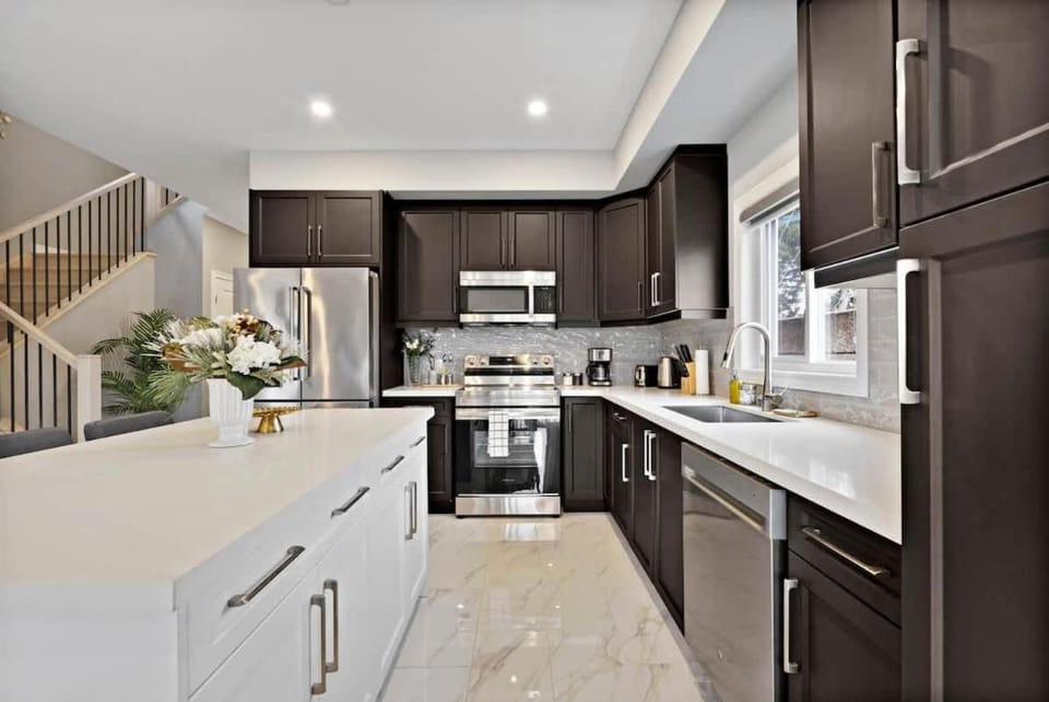 4-Bedroom Family Retreat Near the Falls BBQ & Parking Included House in Niagara Falls