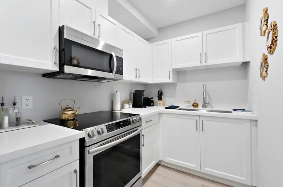 4-Bedroom Family Retreat Near the Falls BBQ & Parking Included House in Niagara Falls