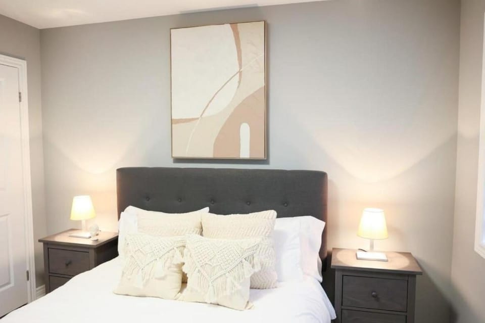 New 3-Bedroom Family Stay with BBQ 4 Minutes to the Falls House in Niagara Falls