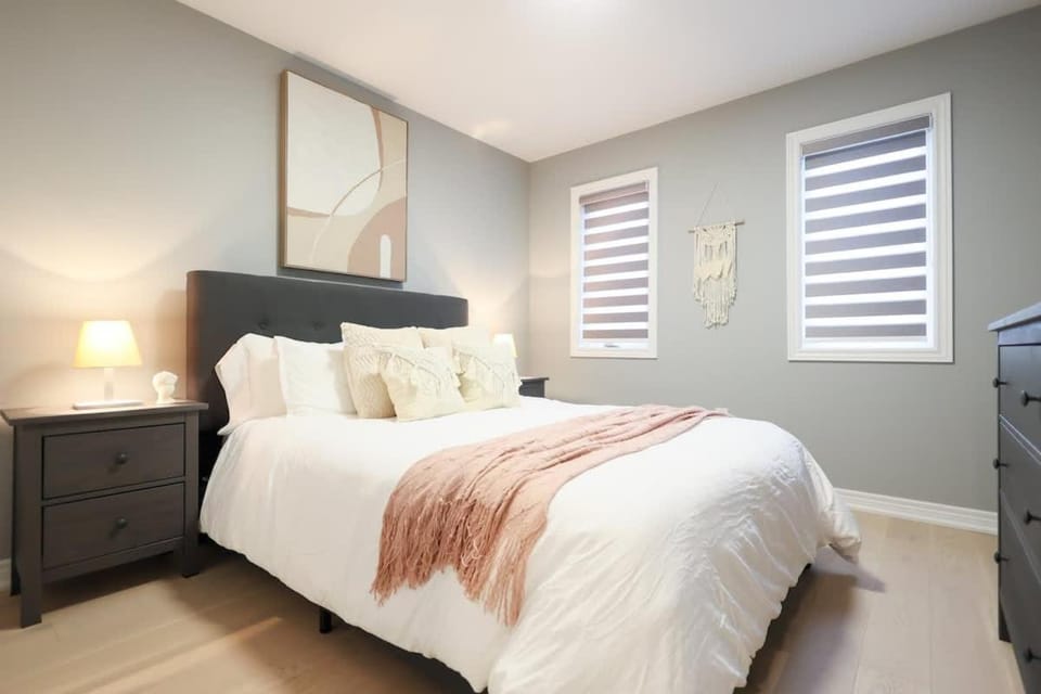 New 3-Bedroom Family Stay with BBQ 4 Minutes to the Falls House in Niagara Falls