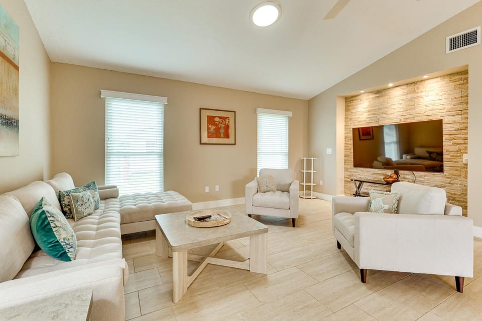 Boat Dock & Lift! North Fort Myers Family Getaway House in North Fort Myers
