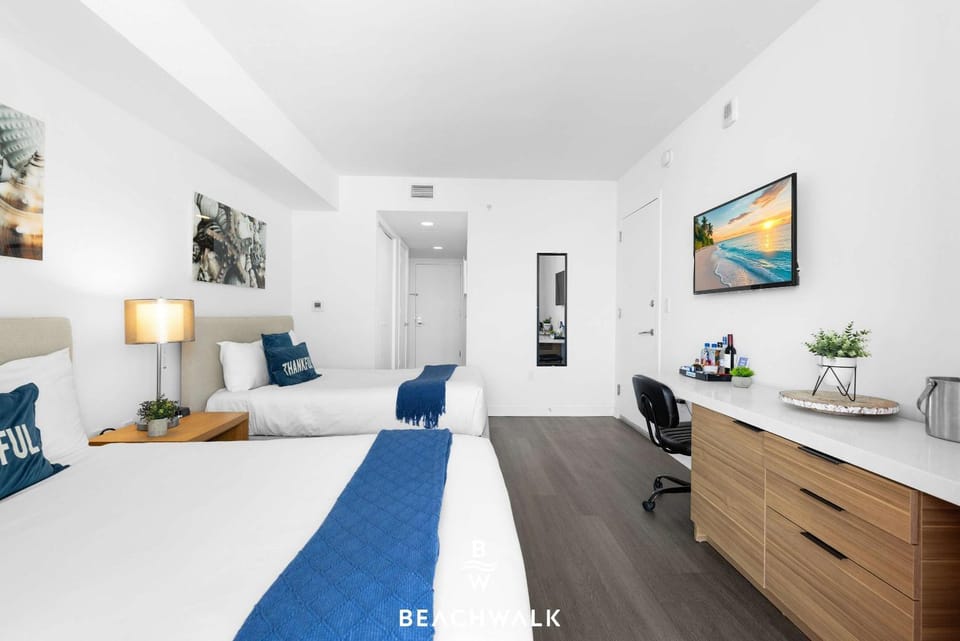 28th Floor Studio w Marina View & Pool Inn in Hallandale Beach