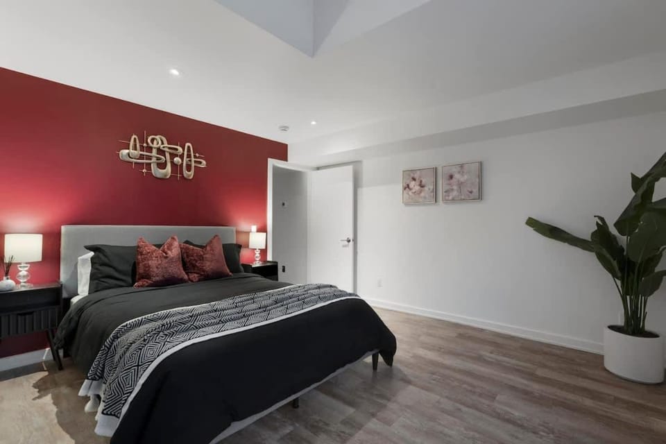 Modern 2-Bedroom & Den Near the Falls Parking Included Sleeps 6 Apartment in Saint Catharines