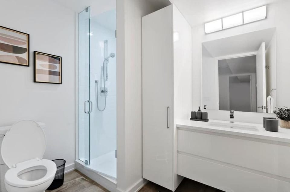 Modern 2-Bedroom & Den Near the Falls Parking Included Sleeps 6 Apartment in Saint Catharines