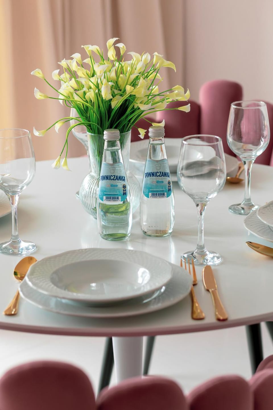 Decorative detail, Seating area, Dining area
