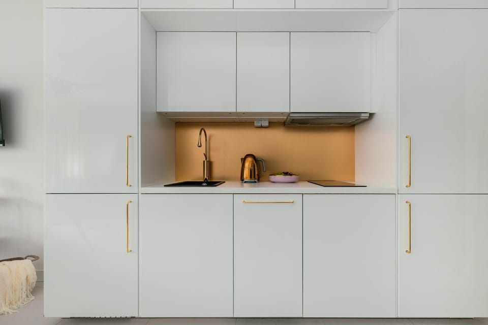 Coffee/tea facilities, Kitchen or kitchenette, stove