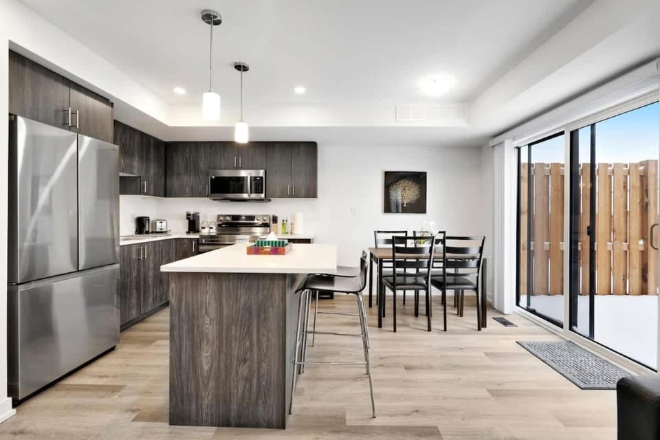 Family-Friendly Waterfront 3-Bedroom House Sleeps 8 House in Welland