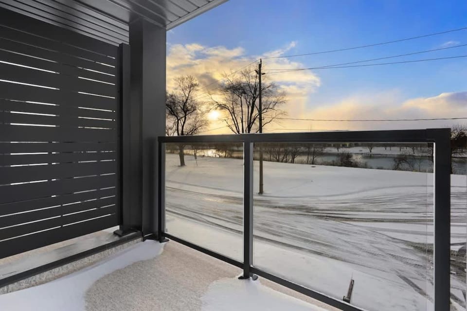 Family-Friendly Waterfront 3-Bedroom House Sleeps 8 House in Welland