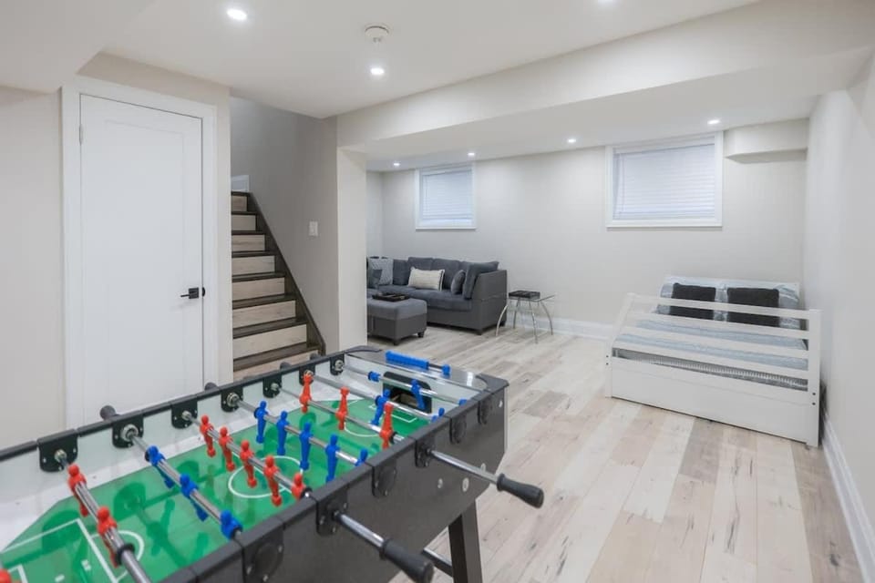 3-Bedroom Family Retreat Games Parking & BBQ Sleeps 8 House in Fort Erie