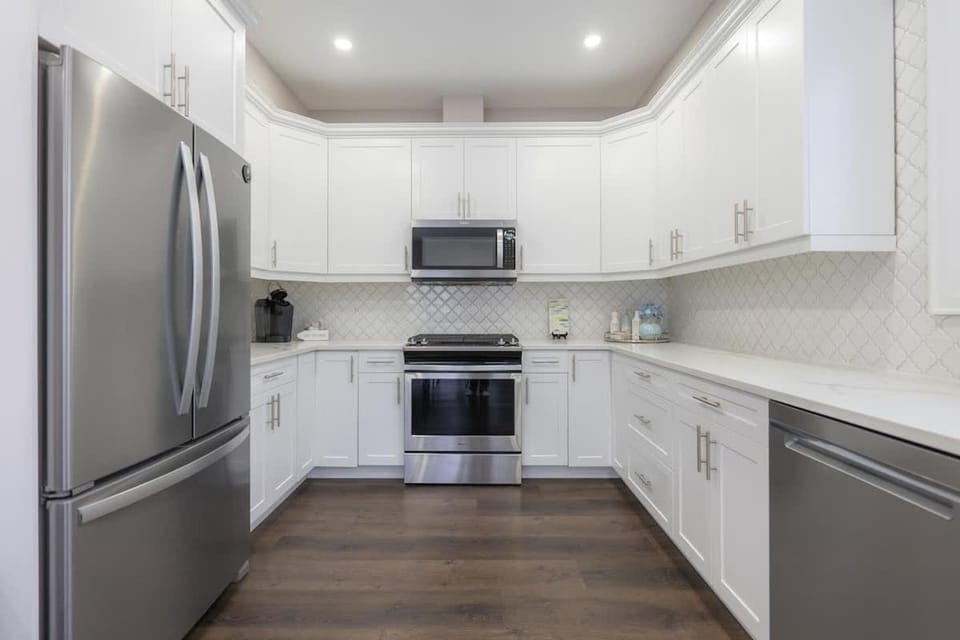 3-Bedroom Family Retreat Games Parking & BBQ Sleeps 8 House in Fort Erie