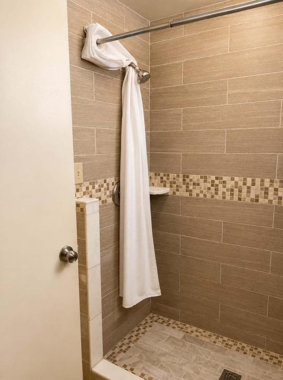 Room 16-2 Queen Suite-Woodland Motor Lodge House in Michigan