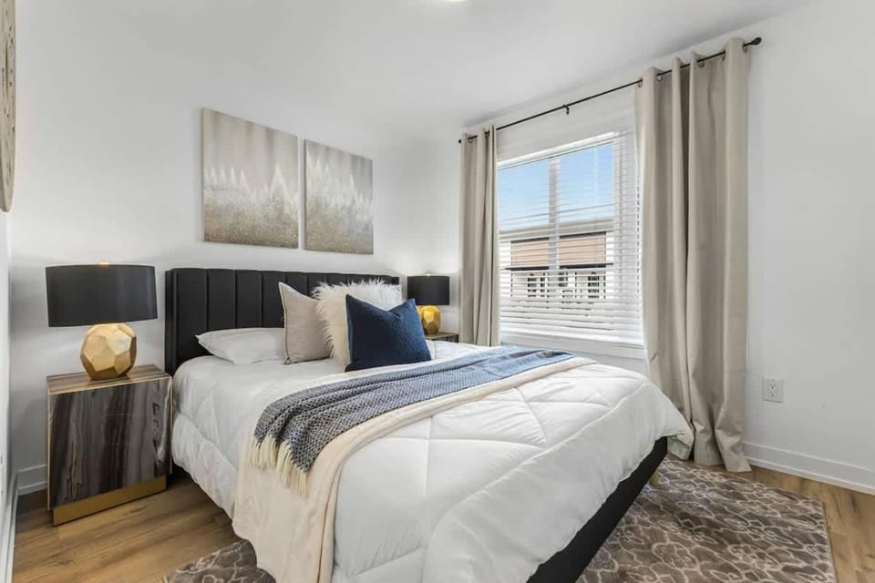 New 2-Bedroom Suite Sleeps 5 7 Minutes to the Falls & Parking Apartment in Niagara Falls
