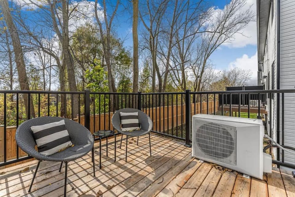 New 2-Bedroom Suite Sleeps 5 7 Minutes to the Falls & Parking Apartment in Niagara Falls