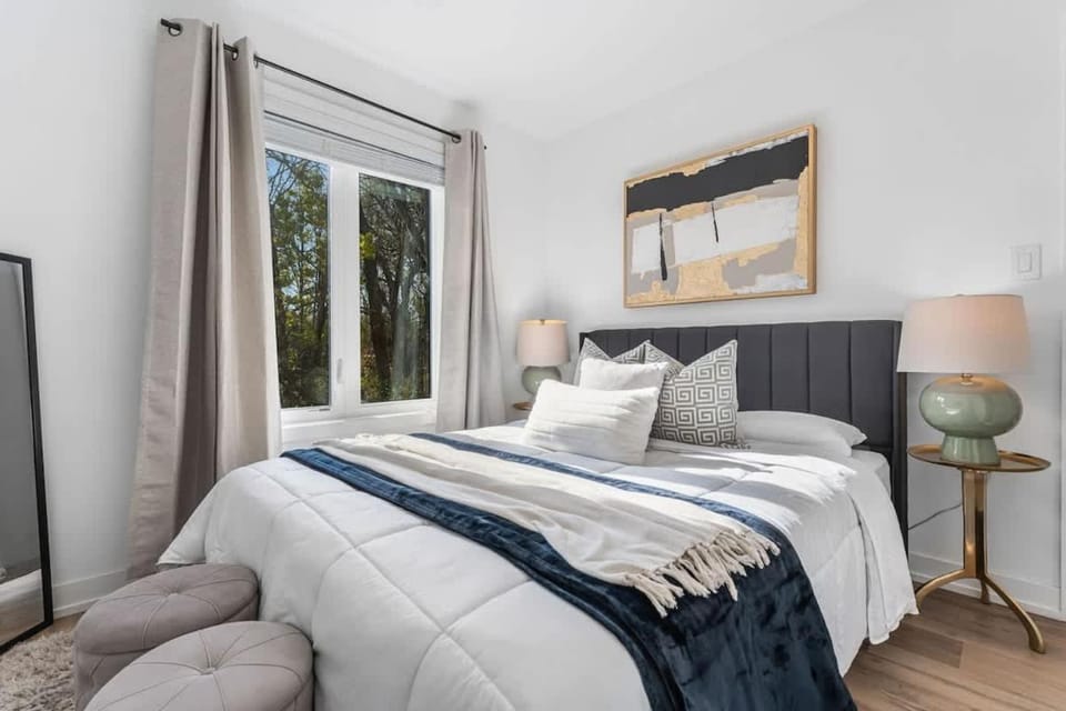New 2-Bedroom Suite Sleeps 5 7 Minutes to the Falls & Parking Apartment in Niagara Falls