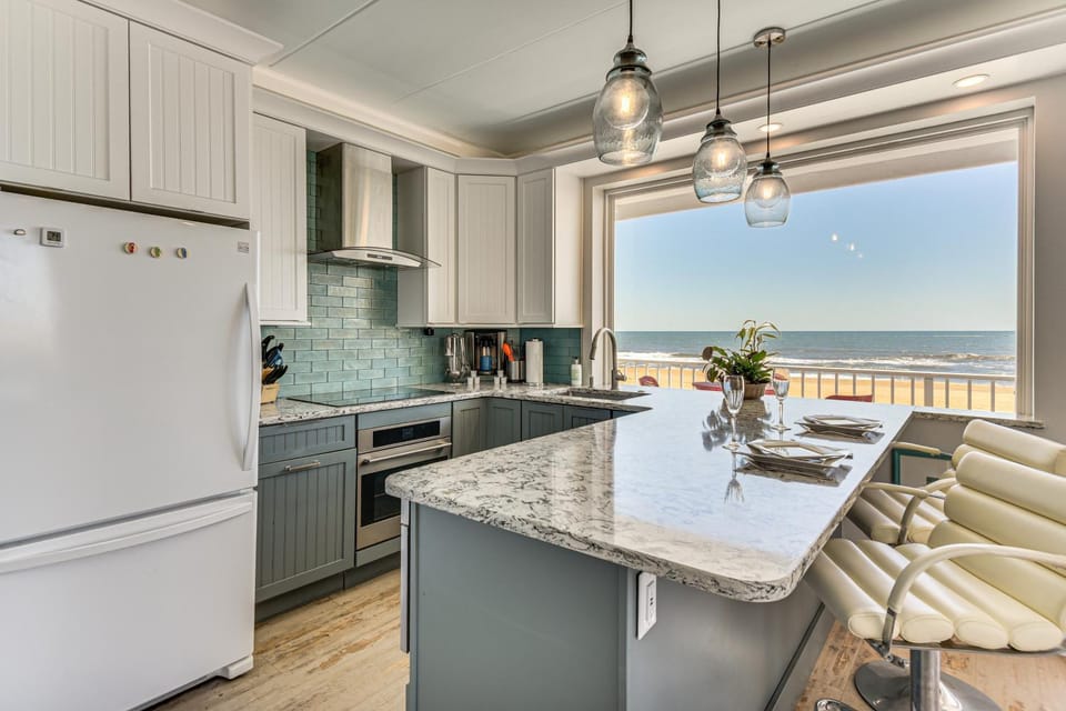 Oceanfront Balcony! Studio Suite in Virginia Beach Apartment in Virginia Beach