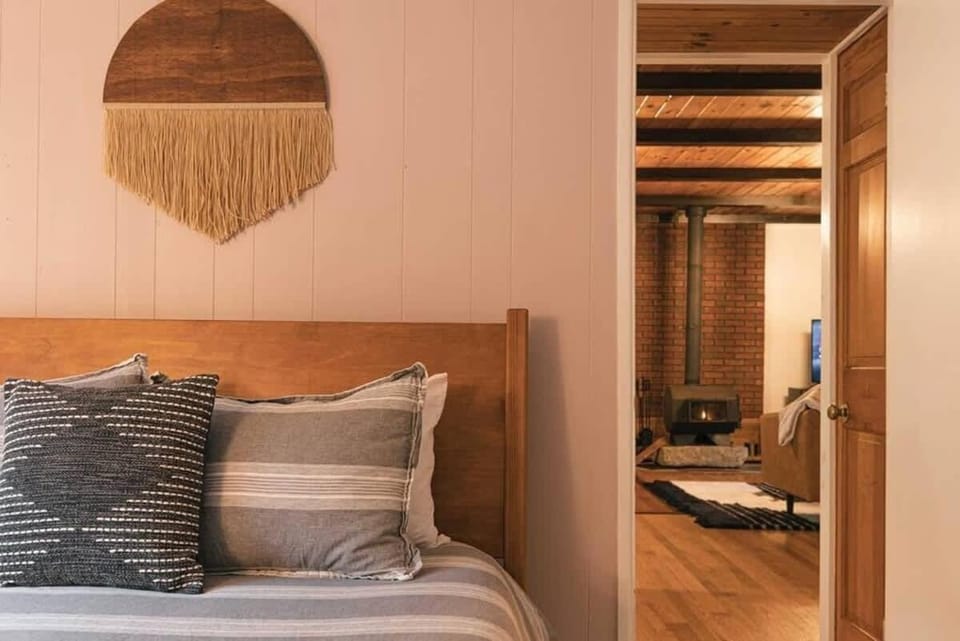 Spruce Cove Cabin - Midcentury Escape by Portsmouth Cabin in Eliot