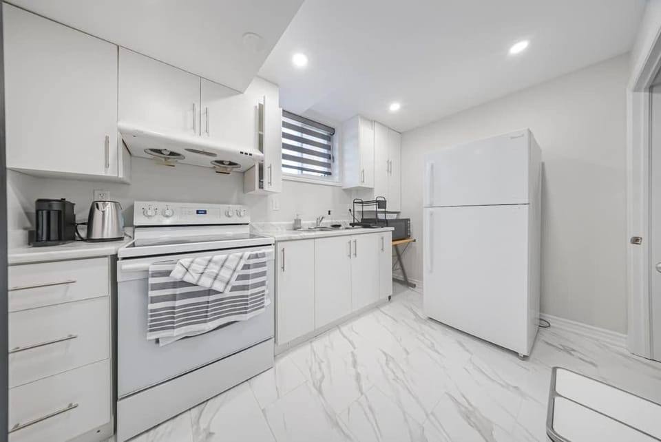 Cozy Calm & Private 1-Bedroom Basement Suite with Parking House in Kitchener