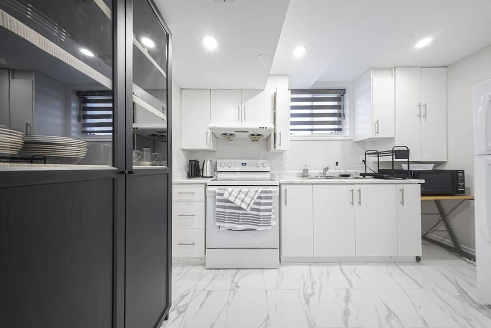 Cozy Calm & Private 1-Bedroom Basement Suite with Parking House in Kitchener