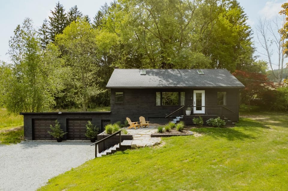 Stonebridge Hideaway - Enchanting 3 Bedroom Cabin Cabin in Delaware