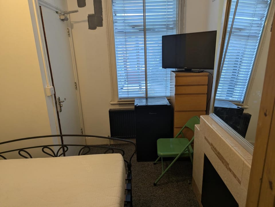 Bed, TV and multimedia, Seating area, Bedroom