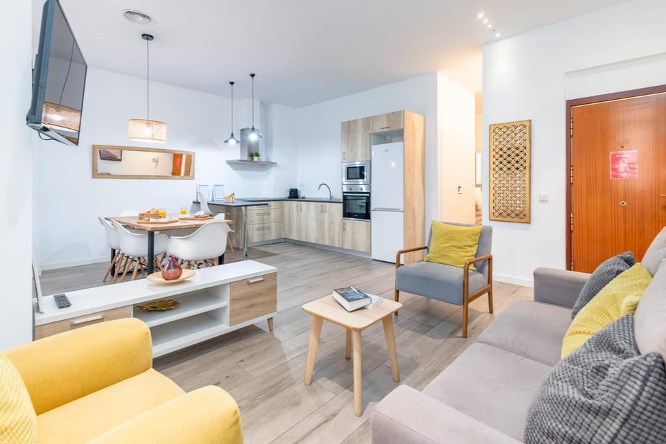 TV and multimedia, Kitchen or kitchenette, Living room, Seating area, Dining area, oven, stove