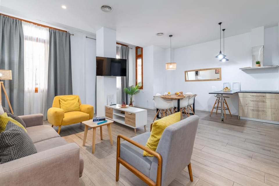 TV and multimedia, Kitchen or kitchenette, Living room, Seating area, Dining area