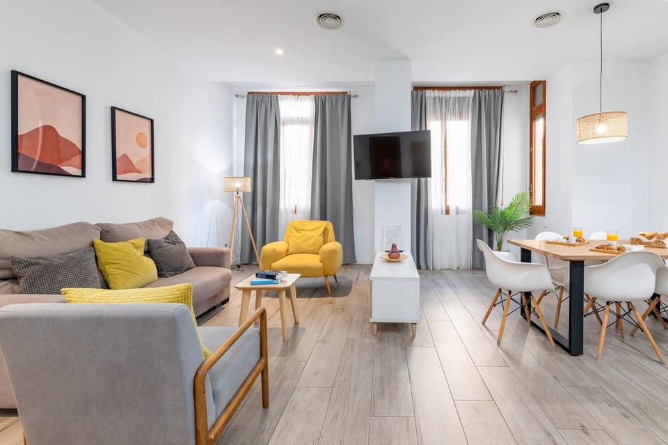 TV and multimedia, Living room, Seating area, Dining area